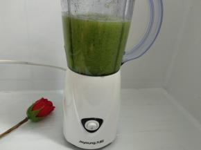 启动料理机搅拌成果汁。