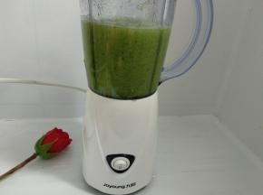 启动料理机搅拌成果汁。