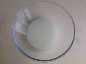 先做液种：酵母溶于水