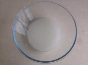 先做液种：酵母溶于水