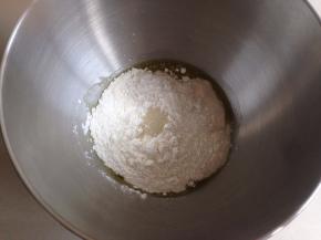 加入面粉和酵母