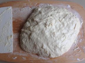 放在撒在面粉的案板上