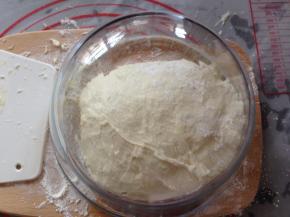 放在案板上继续发酵