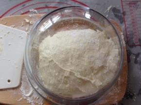 放在案板上继续发酵