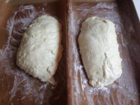 将面团分成两份，放在撒在面粉的不粘油布上进行最后一次发酵，发酵2倍大
