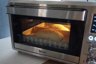 放进已经预热到230度的东菱K40C烤箱最下面一层，烘烤22分钟左右