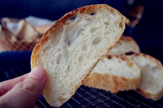 切开里面有迷人的气孔，外皮是香脆的