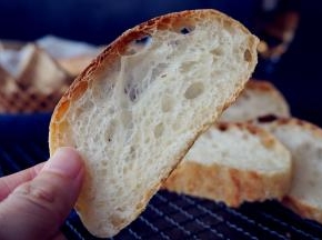 切开里面有迷人的气孔，外皮是香脆的