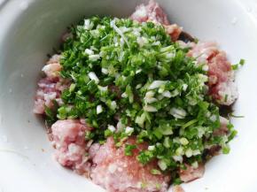 将馅料所有材料拌匀，顺时针搅打上劲