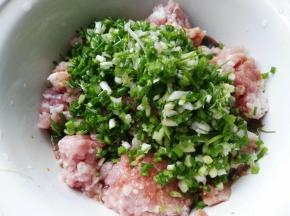 将馅料所有材料拌匀，顺时针搅打上劲