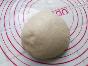 水油皮所有材料揉成面团至表面光滑