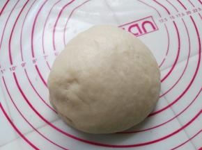 水油皮所有材料揉成面团至表面光滑