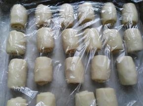 盖上保鲜膜松弛30分钟