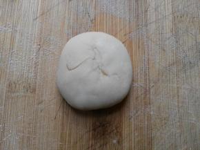 将两头朝中间捏紧，再压扁