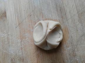 取一个油酥皮，手指按压中间