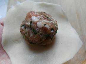 用擀面杖改成圆形，擀成中间厚边缘薄的样子，有利于包起，擀开后放入15克馅料