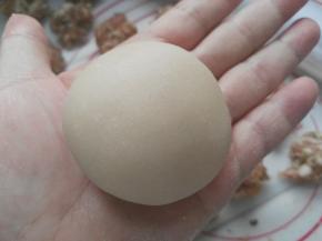 收口朝下，稍微压扁