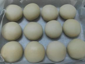 如果不想现吃，生胚可以放密封盒（或保鲜盒）中，层与层之间用油纸隔开，放冰箱冷冻，想吃的时候随时拿出来现烤现吃，味道和刚做出来就烤的一样哦。。。。