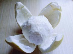 之后将柚子剥皮，这样很轻松就剥掉啦！