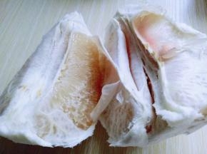 用力将柚子掰开。将外皮去掉，取出果肉。