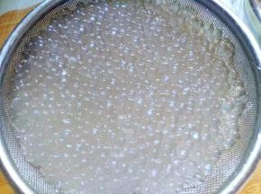 煮好的西米很粘稠，用冷水反复冲洗。直到西米颗颗晶莹剔透为止。