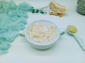 将西米放大一点的玻璃碗中，再倒入椰汁，放入柚子果肉，可以开吃。