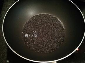 [准备馅料]：
黑芝麻100G用锅子炒熟，炒出香味。
不用放油，要炒出香味但也不能炒过头糊锅，生的和熟的味道差别很明显。
