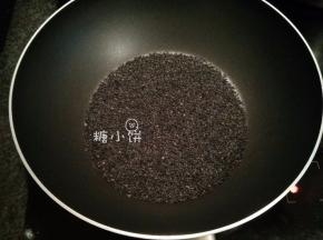 [准备馅料]：
黑芝麻100G用锅子炒熟，炒出香味。
不用放油，要炒出香味但也不能炒过头糊锅，生的和熟的味道差别很明显。