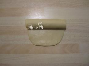 卷起来，完成一次擀卷。依次做好8个。
用保鲜膜盖好醒5-10分钟。如果操作量大的话可以不用专门醒面。
因为做好最后一个的时候第一个面团也醒得差不多了。