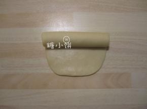 卷起来，完成一次擀卷。依次做好8个。
用保鲜膜盖好醒5-10分钟。如果操作量大的话可以不用专门醒面。
因为做好最后一个的时候第一个面团也醒得差不多了。