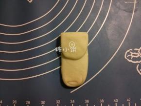 这一步开始跟以前不一样：以前是再次卷起来。
这一次为了让酥皮层次少一点，所以就改成1/3处折叠（如图）