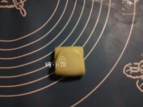 下面也向上折叠，完成一次三折。依次操作好全部8个