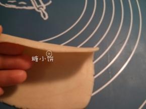 以前酥层很多所以饼皮都是有一定厚度的。
这次专门弄成比较薄的样子，如图。