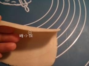 以前酥层很多所以饼皮都是有一定厚度的。
这次专门弄成比较薄的样子，如图。
