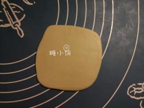 直接把小方块那个样子的面团擀开成饼皮。
有点方也没关系，一样包，这样子省略了整成圆球的那一步还省事不少。