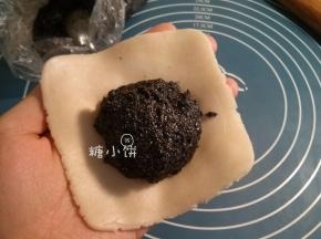 包入准备好的黑芝麻馅。如果觉得不好包或者不喜欢馅料太多的话可以少包一点馅。馅料我是直接一勺勺挖的，没有专门分割过，因为稍微差一点关系也不大。
可以提前分好，我总共做了8个，馅包得比较多的，算下来的话每个大概用到28G馅。