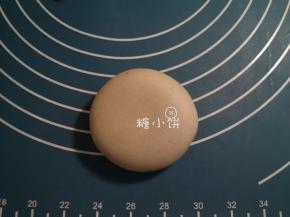 包好的生坯收口朝下放置，用手稍微压扁成饼状。
平底不沾锅(不放油)中火煎至两面金黄，或者烤箱175度20-25分钟（中途翻一次面）即可。