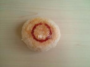 出炉放凉后用一个瓶盖沾红色食用色素在表面盖出红圈作装饰即可