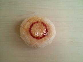 出炉放凉后用一个瓶盖沾红色食用色素在表面盖出红圈作装饰即可