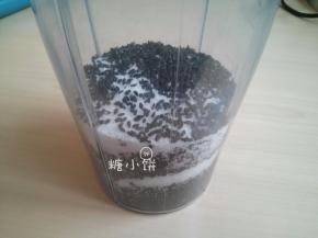 炒熟的黑芝麻和白砂糖80G一起入搅拌机中打碎