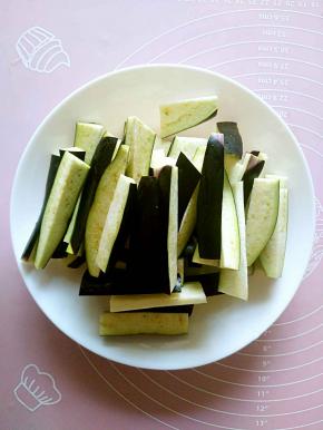 茄子洗净切条