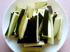 茄子洗净切条