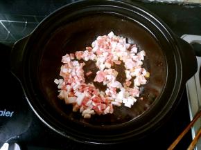 五花肉，要三分肥七分瘦的，切成丁。