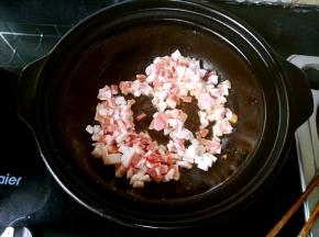 五花肉，要三分肥七分瘦的，切成丁。