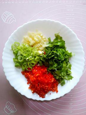 红辣椒切末，香菜切小段，葱花和蒜片都准备好备用