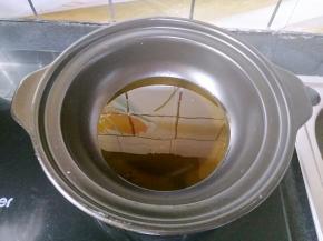 陶煲王浅煲中热油，这里我要说明一下，如果你用的是普通的砂锅可千万不要这么做，你的锅在干烧热油的时候炸了你可别怪我没告诉你哈！但是我用的这锅就可以的，因为它是800度干烧都不会裂的，热油炝锅都是小意思，哈哈！