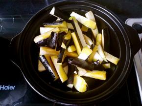 油热之后放入茄子条翻炒