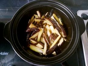 开始的时候茄子会把油都吸掉，要炒的时间久一些，最后你就会发现被茄子吸干的油又回来了，这个时候就是炒好咯。