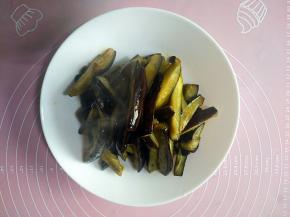 炒好的茄子条盛出备用