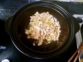 炒至肉沫变白